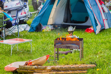露营户外帐篷设备和烹饪在野营的一图片
