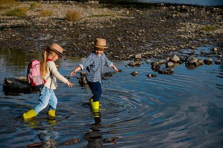 河边的幼儿夏令营儿童暑期活动儿童乐趣图片