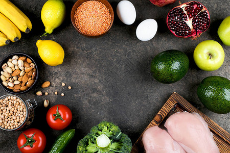 健康营养食品节食概念石板桌背景上的肉类蔬菜水果和豆制品顶视图图片