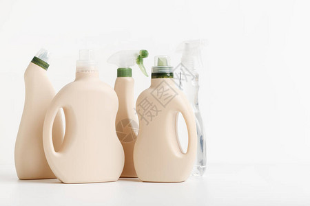 白色背景的洗涤剂瓶和化学清洁用品复图片