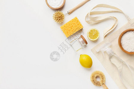 醋苏打汽水盐柠檬和白色背景的布图片