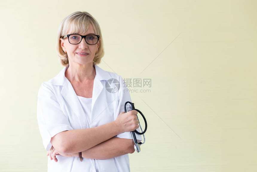 手持听诊器的女医生背景模图片