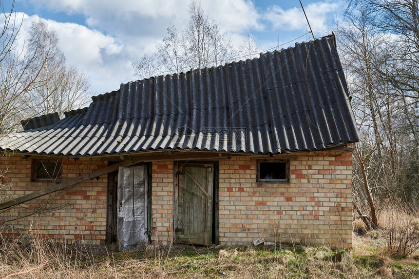 旧房子倒塌立陶宛风格图片