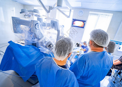 团队外科医生在手术室工作手术室的现代设备神经图片