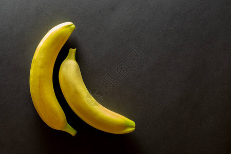 香蕉孤立的黑色背景黄水果异国食品装填复图片