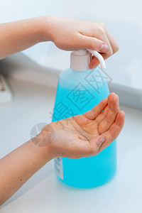 儿童使用水醇凝胶洗手以预防疾病图片