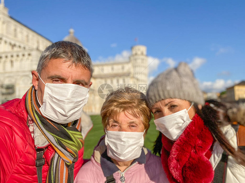冠状Covid19正在意大利和欧洲蔓延多代家庭戴着防护面罩参观城市地标以避图片