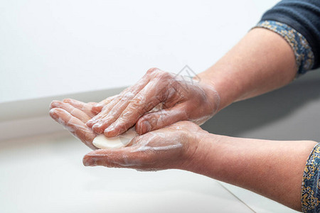 总洗手妇女洗手避免患冠状等疾病图片