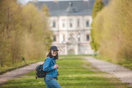 在小巷里到老城堡摆姿势的旅游女人旅游概念图片