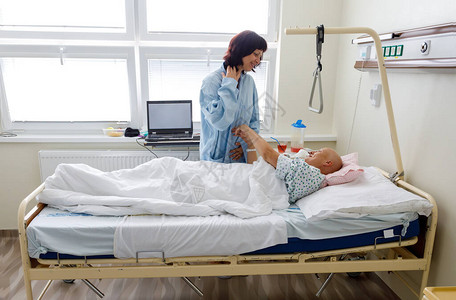 化疗病人躺在医院病床上背景图片