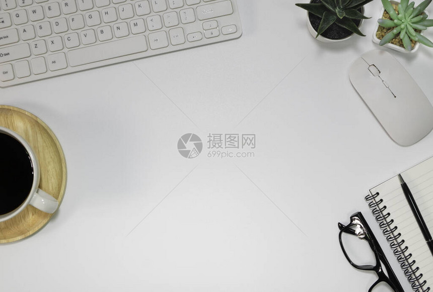 有一张白色书桌的工作区办公室从上面用键盘笔记本和铅笔在木板上放一杯白咖啡的顶视图平躺与复制空间商图片