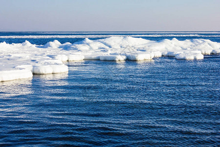 海是饱和的蓝色北纬度寒冷的季节在白冰雪的表面背景图片