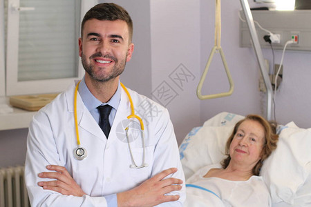 男医生站在医院女病人身边图片