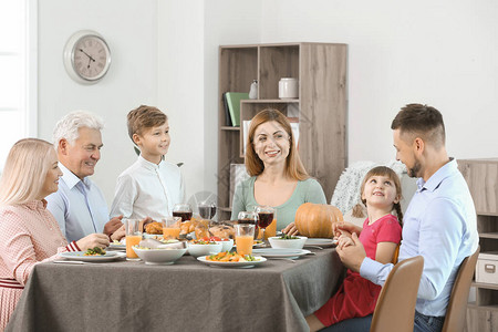 一家人在家庆祝感恩节图片