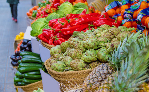蔬菜和水果的市场摊位有选择图片