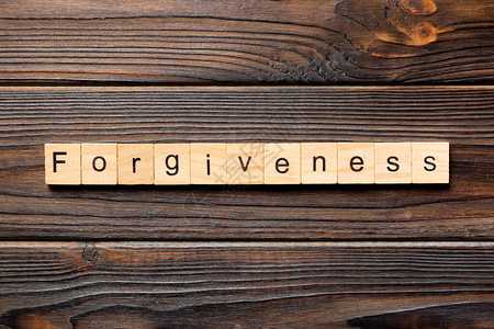 宽恕的文字写在木块上原谅文本放背景图片