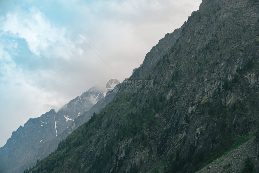 地平线山谷岩石和悬崖的山脉休光月前往图片