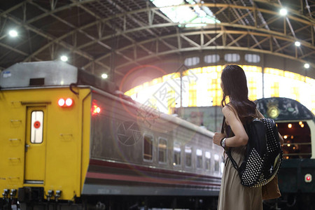 亚洲棕褐色薄皮女人独自乘火车旅行图片