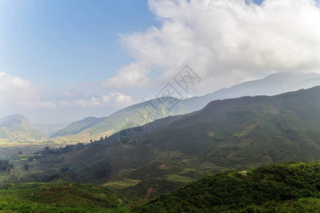 山峰顶自然景观露营地貌和徒步旅行探险旅游惊人的日出登上图片