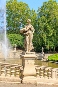 意大利都灵雕塑二月喷泉12个月是华伦天奴公园最重要的建筑作品之一由CarloCeppi182919图片