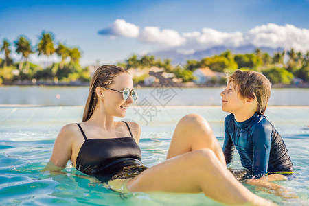 豪华度假村游泳池快乐的家庭游客在享受海洋背景的暑假度图片