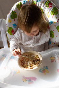 两岁的孩子用勺子自己吃刹车餐儿童发展的概图片