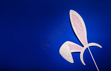 海陆蓝背景的粉色纸兔耳朵背景图片