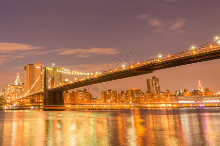 曼哈顿和布鲁克林大桥的夜景图片