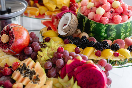节日餐桌上不同新鲜水果的水平图像图片