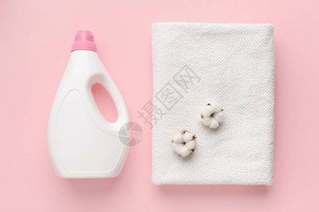 生物自然洗涤粉红色背景的洗衣粉棉花和白色软毛巾的白色塑料包图片