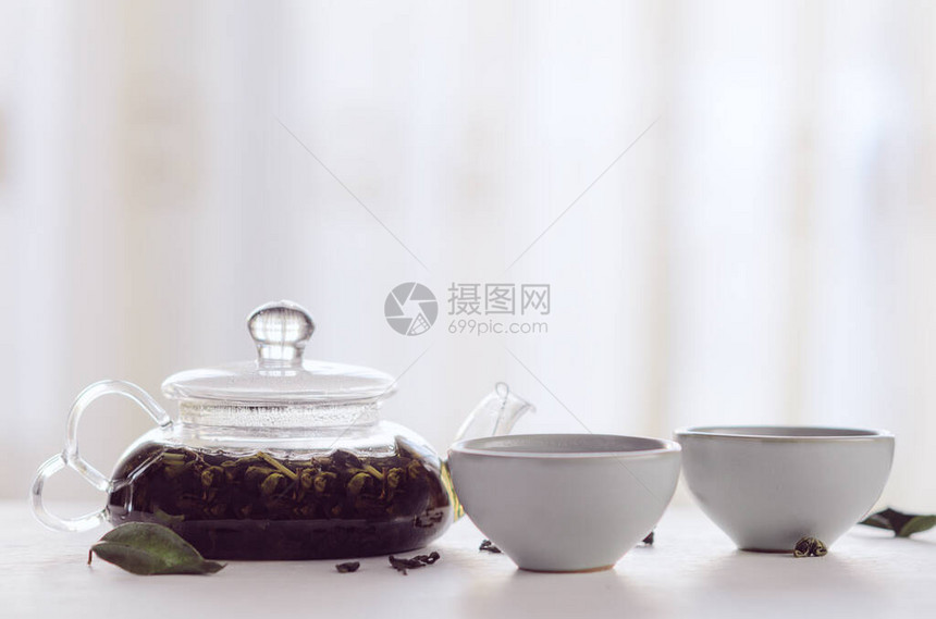 黑茶在一个透明的茶壶里酿造图片