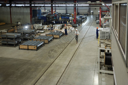 现代工业厂房大型车间与工程师小组一起使用大型自动图片
