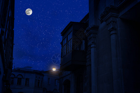 夜里满月在城市上空图片