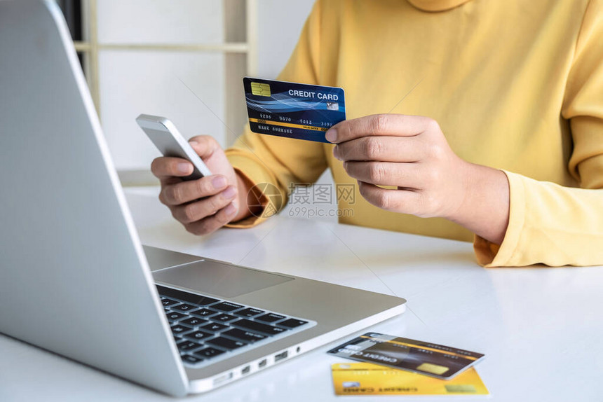 使用信卡和智能手机注册安全代码支付在线购物和客户服务网络连接市场的女图片