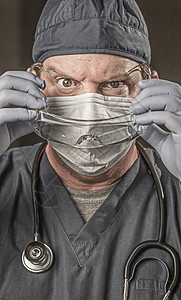 男医生或护士穿梳子防护图片