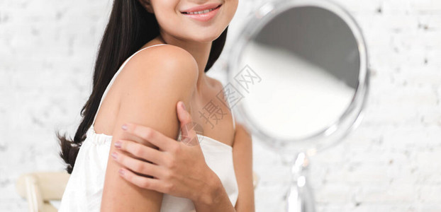 年轻漂亮的漂亮女人微笑着清洁新鲜健康的白皮肤背景图片