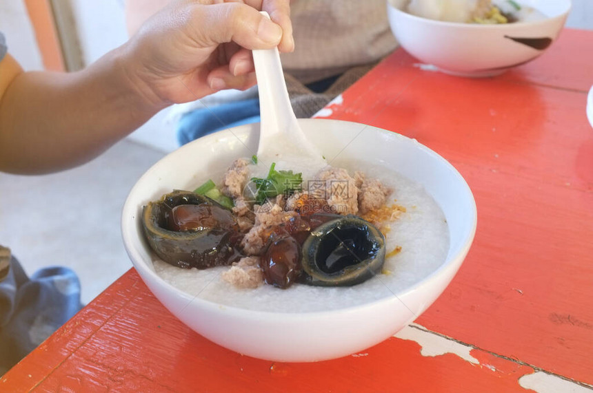泰国街头食物大米粥加世纪鸡蛋或保留图片