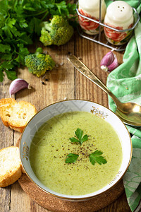 蔬菜美味的花椰菜奶油汤和大蒜烤面包图片