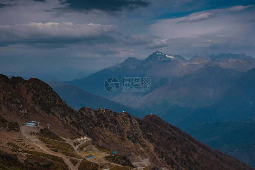 索契复古色调旅行背景阳光透过橙色的云和图片