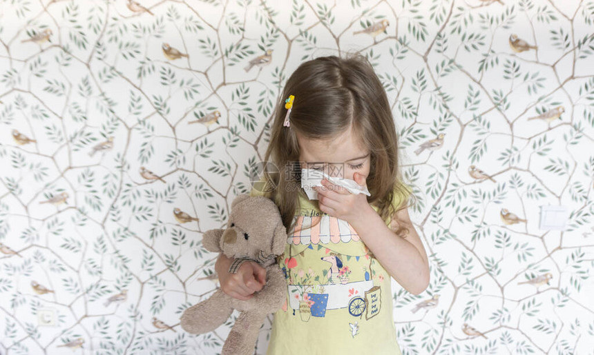 一个小女孩感染了流感图片
