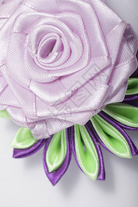 缎带制成的紫色花朵胸针图片