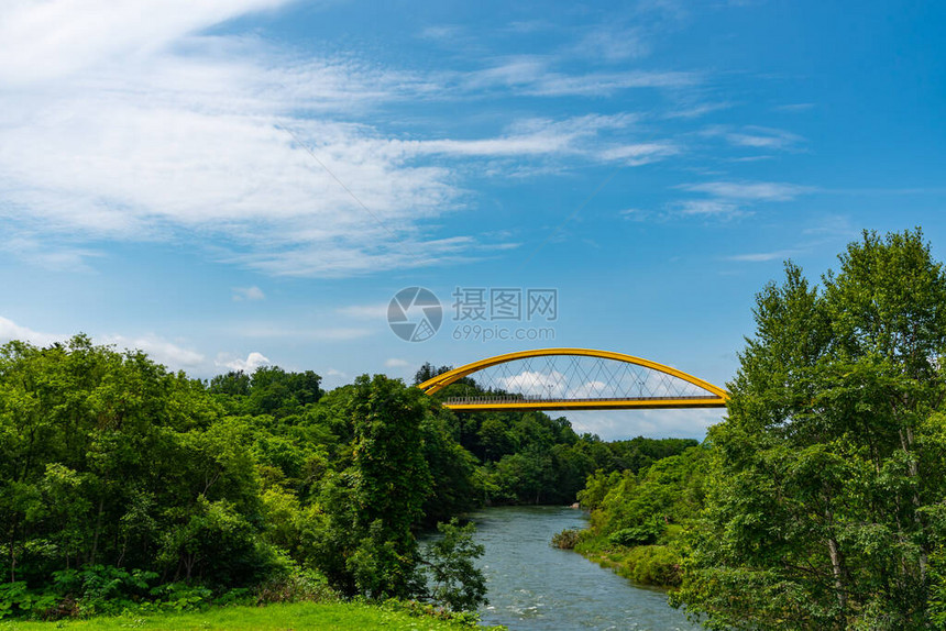 春日阳光明媚的Niseko桥图片