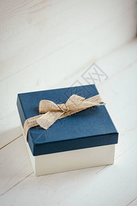 方形礼品盒上面有蓝盖和白木图片
