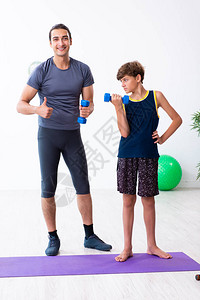 年轻的父亲和他的儿子在锻炼图片