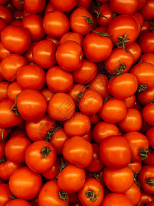 一大堆熟的美味西红柿可以吃图片