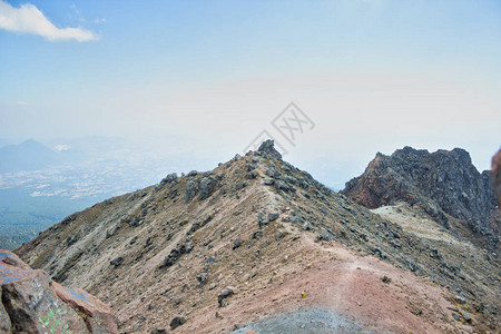 火山马林切峡谷岩石和蓝天图片