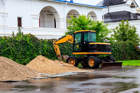 城市建筑工地的工业挖掘机图片