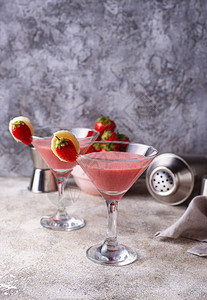 派对用甜美的夏日草莓酒精鸡尾酒图片