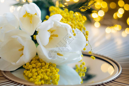 白郁金香和镜子托盘上花朵婚礼花卉装饰图片