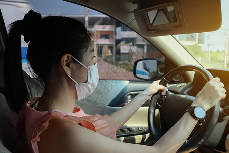 戴医用口罩的女人开车图片
